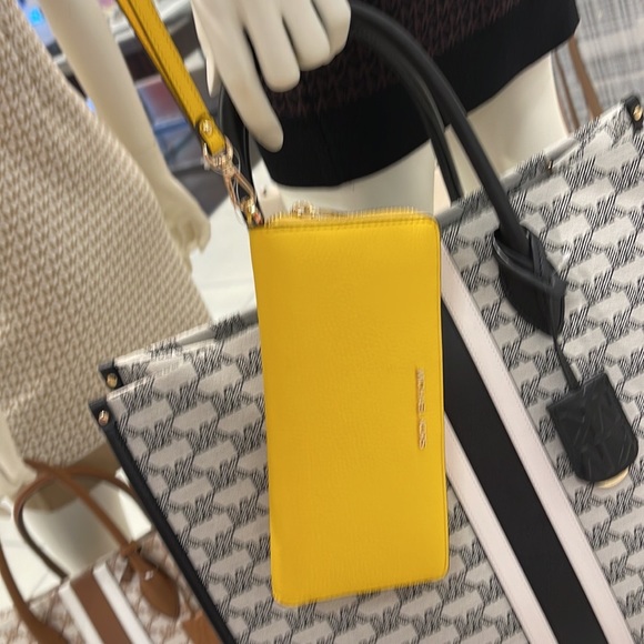 Michael Kors Jet Set Travel Large Travel CONTINENTAL 
BUTTER - Picture 4 of 16